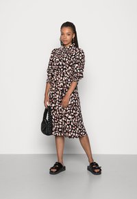 Pieces Petite PCFALISHI MIDI DRESS - Vestido camiseiro - black