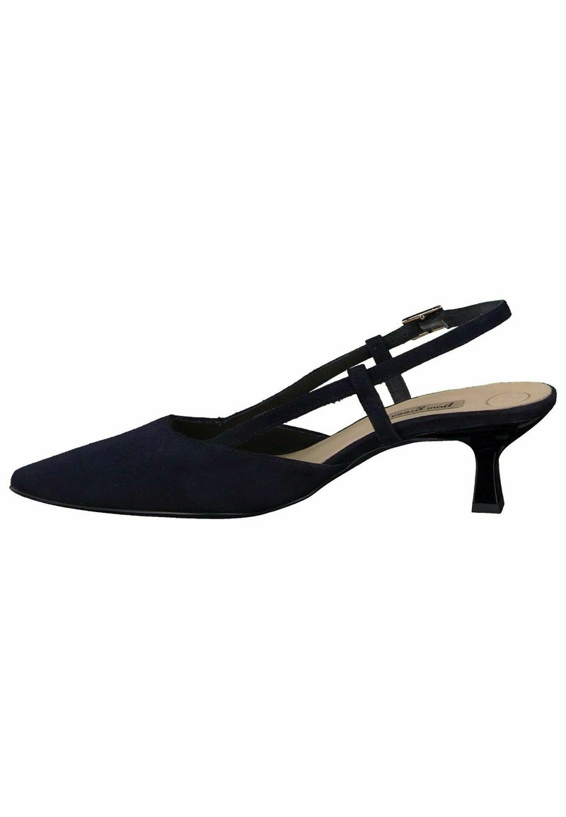 Décolleté slingback in suede blu navy con punta affusolata, sottile cinturino alla caviglia e tacco geometrico basso. Texture liscia, dettagli minimi, design elegante.