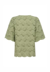 Top a maniche corte color verde salvia realizzato in pizzo con motivi floreali e bordi scallop, caratterizzato da un design a traforato e un collo rotondo.