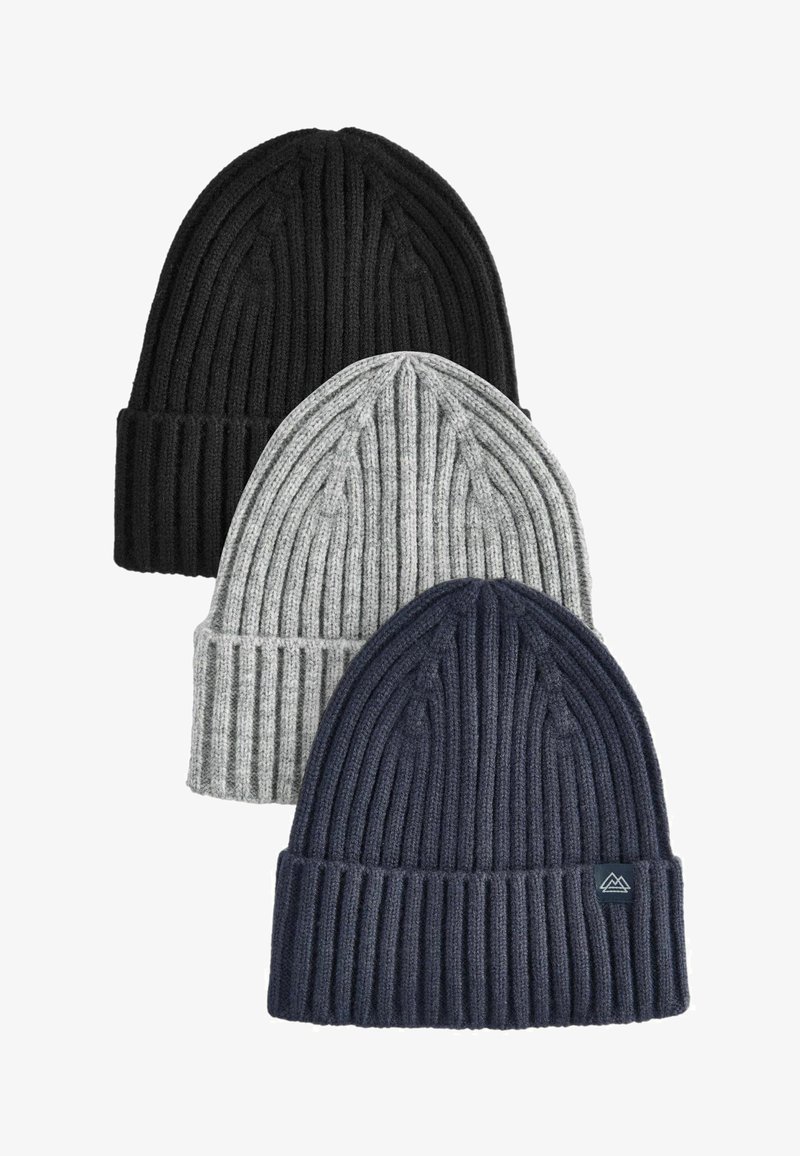 Tre cuffie in maglia a coste: nera, grigia con strisce e blu scuro, con un risvolto e un piccolo patch logo sul cappello blu.