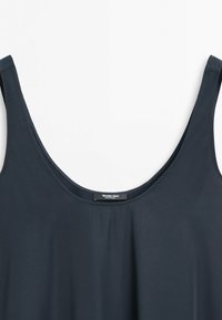 Mouwloos donkerblauw marinekleurig topje met diepe ronde hals, brede bandjes, gladde stof en merklabel aan de binnenkant in het midden van de halslijn genaaid.