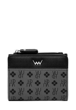 Schwarze Geldbörse mit einem strukturierten Oberteil und einem grauen Unterteil, das mit einem wiederholten Logo und floralem Muster versehen ist, abgerundet mit silbernen Hardware-Details.