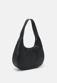 Borsa hobo nera realizzata in morbida pelle sintetica, con una forma curva, texture soffice e una tasca con zip sul lato.