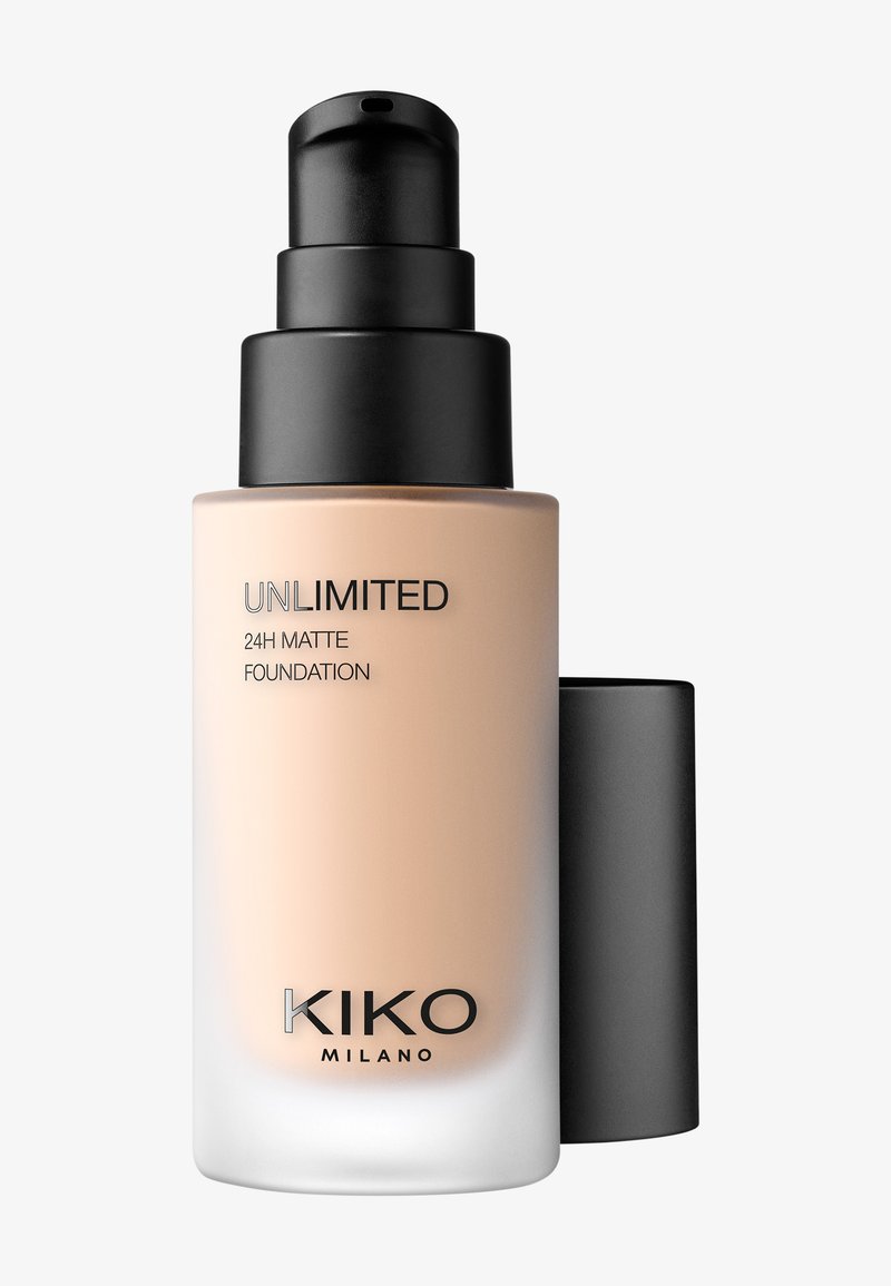 KIKO Milano Base Mate 24H Sin Límites, botella de vidrio con un dosificador negro mate, líquido beige claro, con un logotipo claro en la parte frontal.