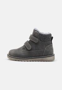 Graue Wildleder-Stiefelette mit zwei verstellbaren Klettverschlüssen, weichem grauen Fleecefutter und einer robusten Gummisohle mit Zickzackmuster.