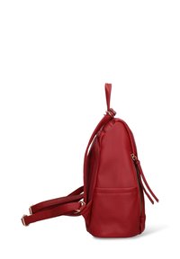 Sac à dos en cuir rouge avec une surface texturée, des fermetures éclair latérales, des bretelles réglables et une petite poche avant pour un rangement supplémentaire.