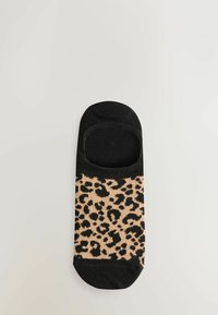 Șosetă neagră cu un model de leopard în bej și negru. Ajunge până la gleznă, are o textură netedă și vârf rotund.