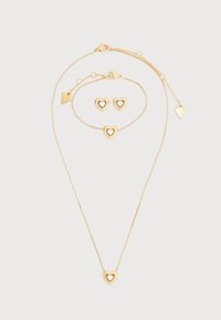 Σετ κοσμημάτων σε χρυσό τόνο με κολιέ με μενταγιόν σε σχήμα καρδιάς, βραχιόλι που ταιριάζει και σκουλαρίκια καρφίτσες με μοτίβα καρδιάς. Ομαλή υφή.