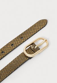 Ceinture texturée dorée et noire avec un motif en résille, dotée d'une boucle rectangulaire dorée et de plusieurs trous d'ajustement.