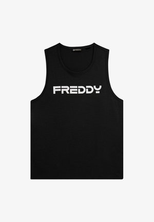 Camiseta sin mangas negra con amplios orificios para los brazos y la palabra "FREDDY" impresa en letras blancas y negrita en el pecho.
