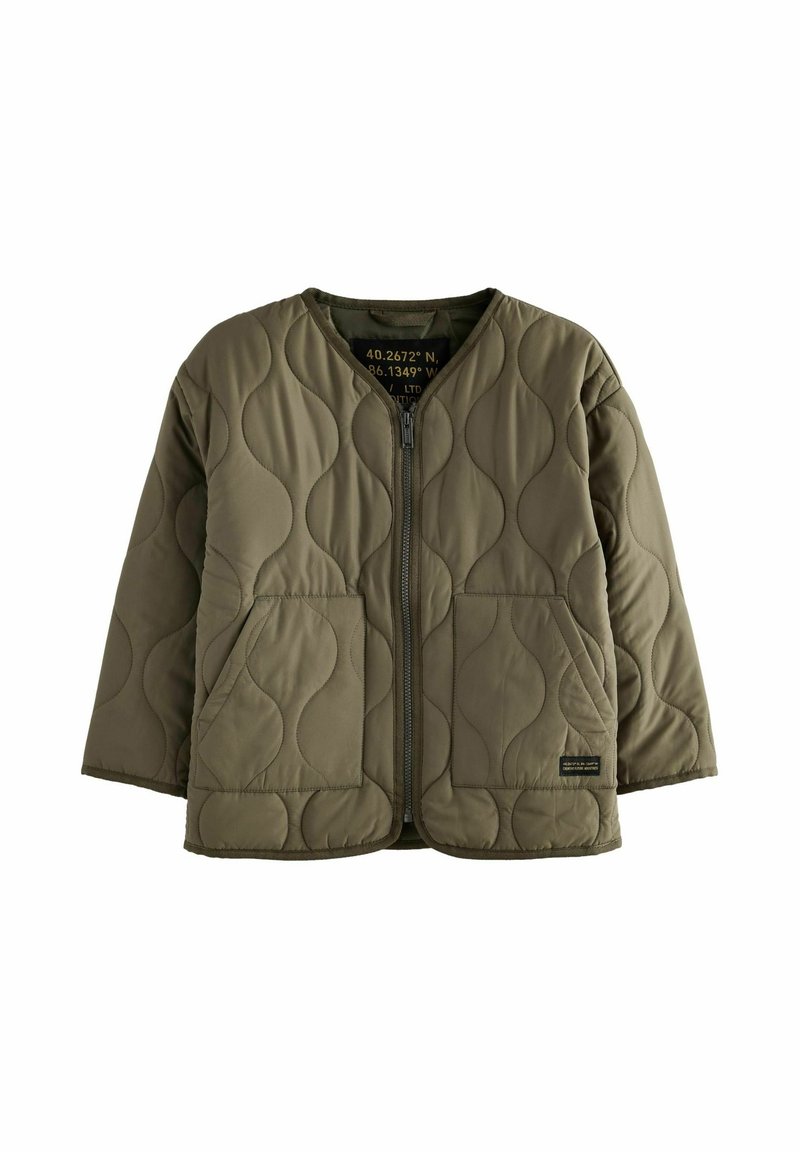 Veste matelassée vert olive avec fermeture éclair frontale, deux poches et col rond, avec un motif cousu ondulé.
