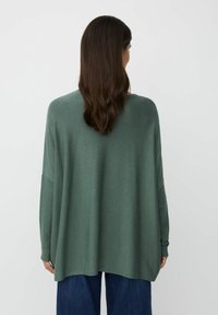 Langärmliger, lockerer grüner Pullover aus weichem Strickmaterial, mit weiter Ausschnitt und Rippenakzenten an den Bündchen und dem Saum.