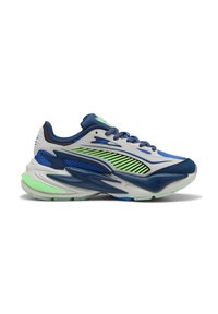Sneaker sportivo blu, bianco e verde con tomaia in mesh e sintetico, suola spessa e dettaglio laterale a righe, mostrato in vista laterale.
