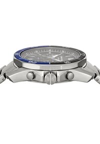 Reloj de acero inoxidable con esfera negra, bisel azul y tres subesferas. Cuenta con dos botones de presión y un cierre seguro.