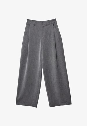 Pantalon gris à jambes larges avec plis à l'avant, passants pour ceinture, fermeture à bouton et poches latérales, présenté sur un fond blanc.