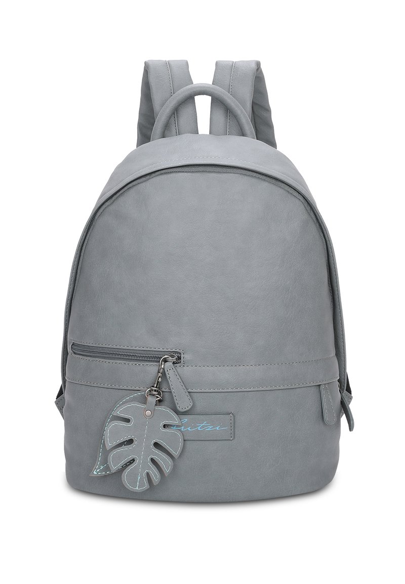 Zaino in finta pelle grigia con forma arrotondata, tasca frontale con cerniera e un accessorio a forma di foglia. Spallacci regolabili.