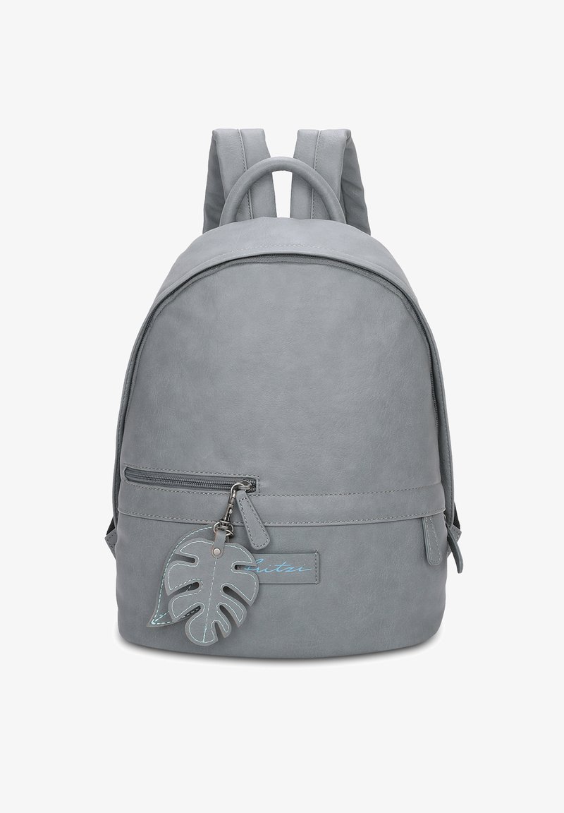 Zaino in finta pelle grigia con forma arrotondata, tasca frontale con cerniera e un accessorio a forma di foglia. Spallacci regolabili.