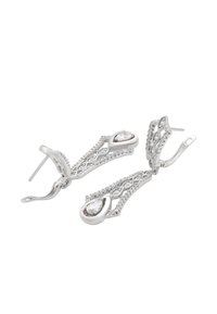 Orecchini d'argento con un design geometrico, arricchiti da pietre trasparenti a forma di goccia e piccoli accenti, che mettono in mostra dettagli intricati e una finitura lucida.