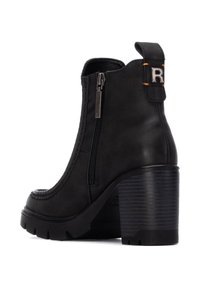 Stivale alla caviglia in pelle nera con zip laterale, tacco a blocco testurizzato e cuciture arancioni a contrasto. Punta rotonda e dettagli di cucitura rinforzati.