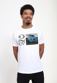 Bílý bavlněný tričko s modrou grafikou retro auta umístěnou v černobílém obrázku, s textem "2 CV" vytištěným na přední části.