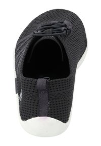 Dunkelschwarzer Mesh-Slipper mit strukturiertem Obermaterial, elastischen Schnürsenkeln und einer weißen Gummisohle. Gerundete Zehenpartie und gepolsterter Innenraum.