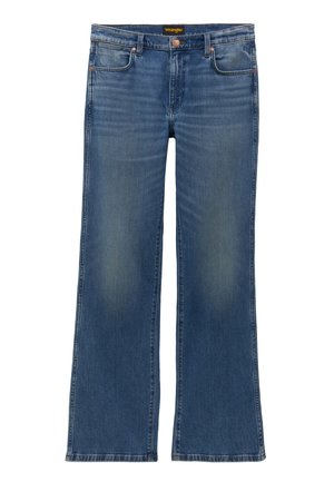 Pantalones vaqueros de mezclilla azul con un ligero desgaste en los muslos, corte recto, diseño de cinco bolsillos, remaches de cobre y una etiqueta de la marca Wrangler en la cintura.