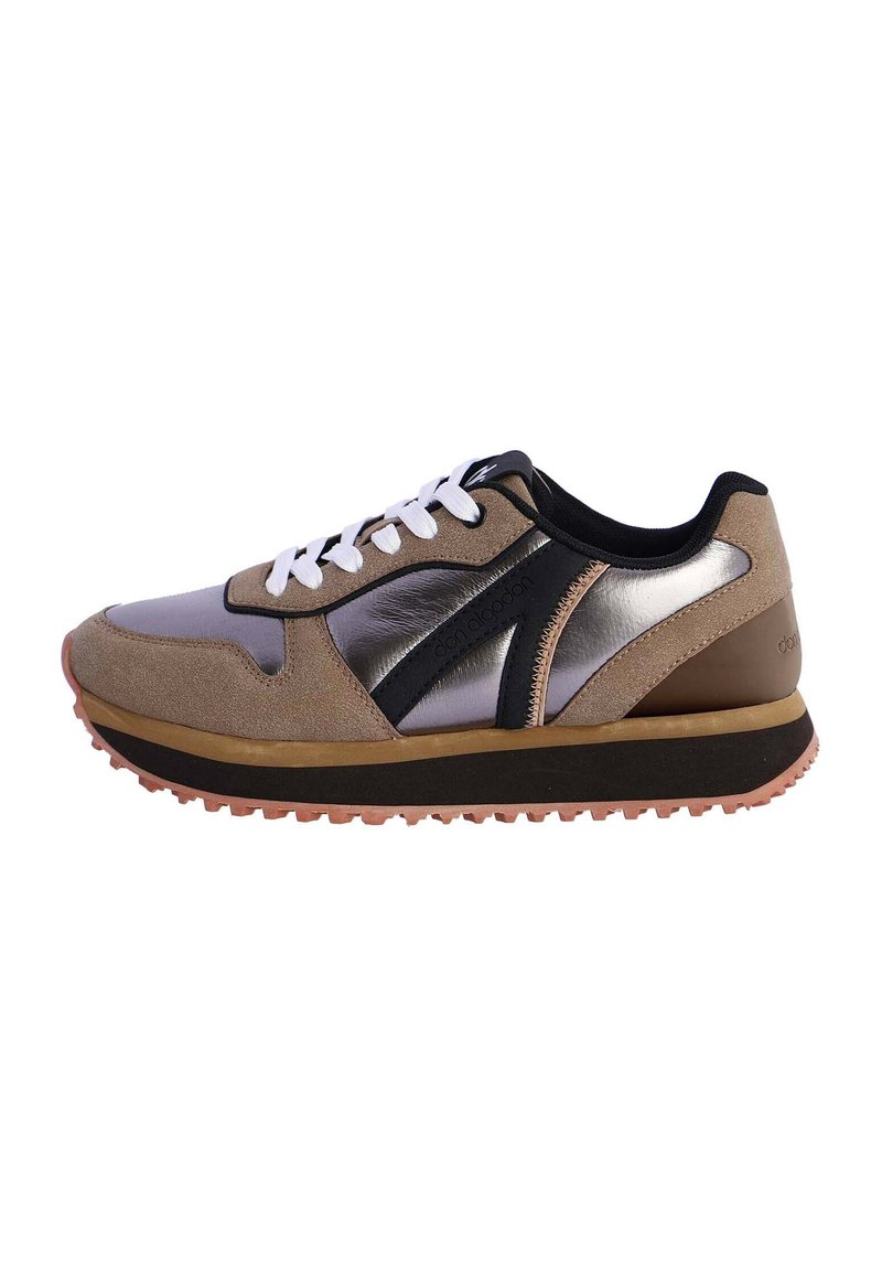 Zapatillas de ante marrón y metalizado plateado con cordones blancos, acentos negros, un collar acolchado y una suela de goma texturizada.