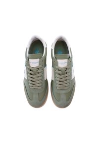 Zelené a bílé tenisky s kombinovanými materiály, včetně semiše a syntetické kůže. Mají texturované tkaničky a gumenou podrážku.