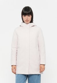 Parka con capucha de color rosa claro, con silueta recta, que presenta mangas largas, bolsillos delanteros y una textura suave. Branding minimal en el pecho.
