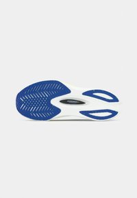 Sola de sapato em branco com uma base de borracha azul. Apresenta um padrão texturizado para aderência e manchas verdes. Estilizada com um formato aerodinâmico e elegante.