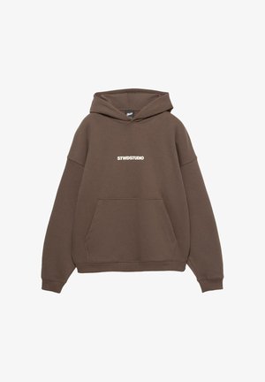 Brązowa bluza z kapturem, z przednią kieszenią typu kangur i białym napisem "STWDSTUDIO" umieszczonym na środku klatki piersiowej.