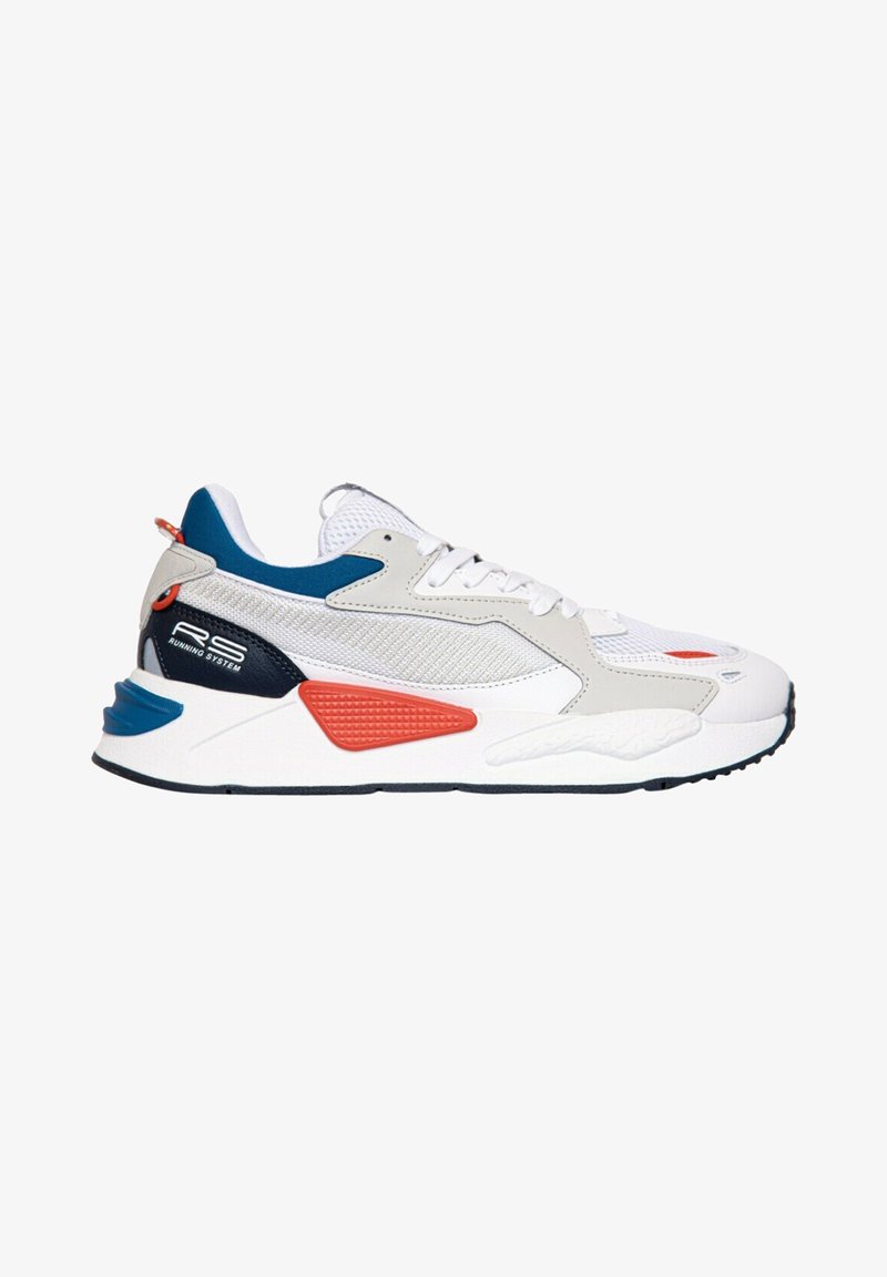 Sneaker blanc et gris avec des accents bleus, rouges et noirs. Doté d'un upper en mesh, de panneaux latéraux texturés et d'une semelle rembourrée.