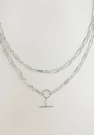 Silberne doppellagige Kettenhalskette mit länglichen Gliedern, einem runden Anhänger und einem horizontalen Knebelverschluss. Hochglanzpolierte Oberfläche.