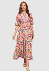 Vestido maxi en azul claro con un vibrante patrón floral en rosa, naranja y verde. Mangas cortas con volantes y una falda en capas con un ribete detallado.