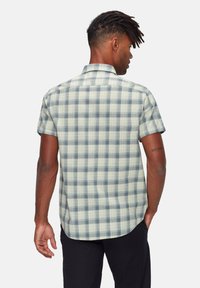 Korte mouwen geruite blouse in lichtbeige en blauwe tinten. Voorzien van een button-down kraag en rechte zoom, gemaakt van een lichte stof.