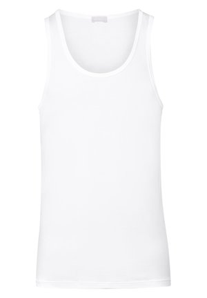 Bílý tílko vyrobené z měkké, lehké tkaniny. Má kulatý výstřih a široké průramky, s hladkou texturou a bez vzorů.