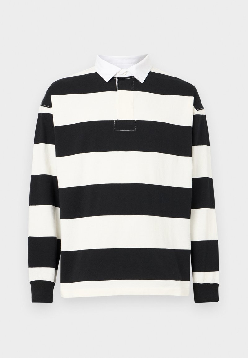 Maillot de rugby à manches longues avec de larges rayures horizontales noires et blanches et un col blanc boutonné, présenté sur un fond uni.