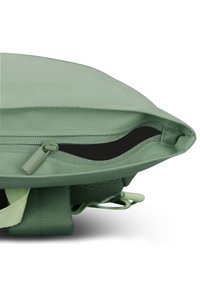 Zielona torba materiałowa z zamkiem błyskawicznym, z teksturowaną powierzchnią i akcentami w postaci pasków. Wnętrze jest czarne, co zapewnia kontrast.