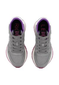 Scarpe sportive grigie con accenti viola, caratterizzate da un design con lacci, materiali tessili e sintetici, linguetta imbottita e suola testurizzata.