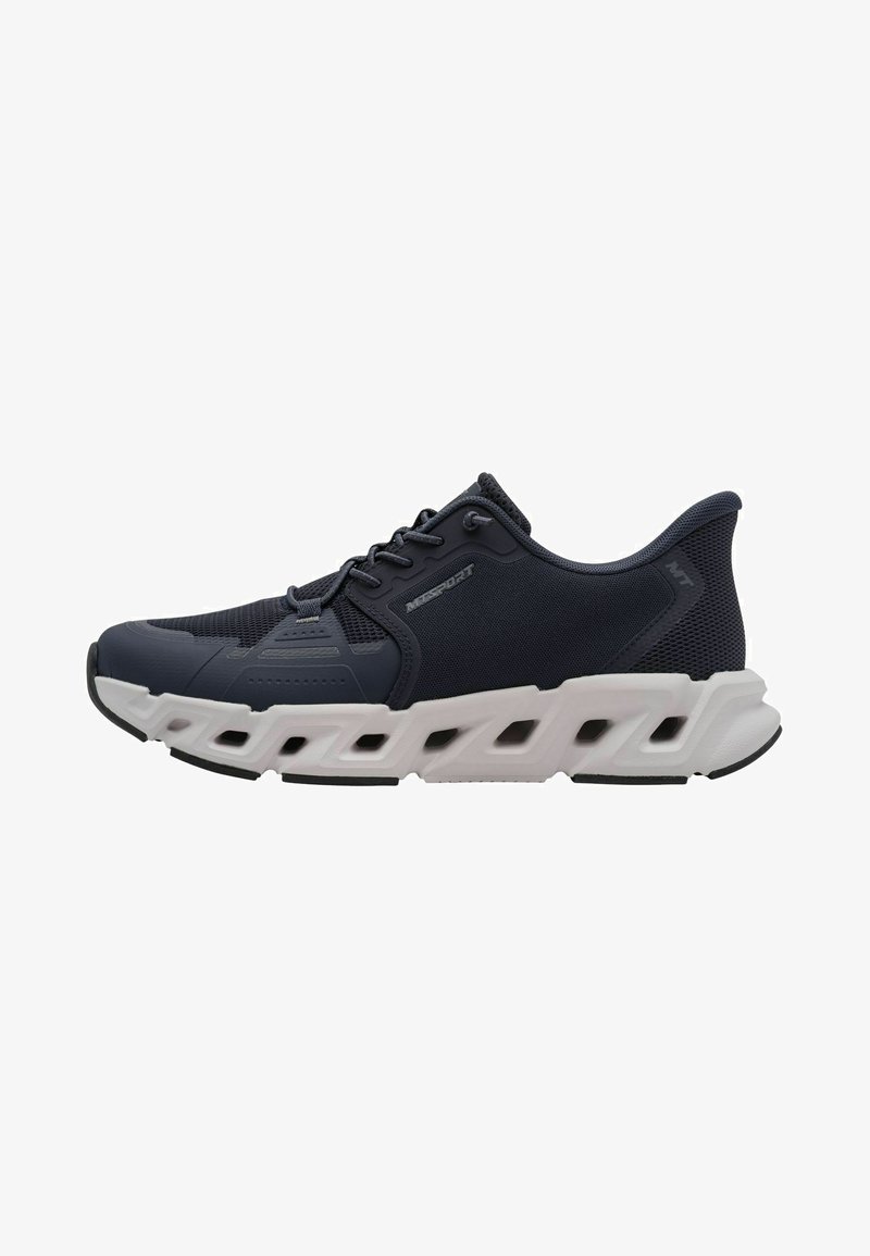 Chaussure de sport marine avec tige en mesh, semelle intermédiaire blanche comportant des sections découpées, et semelle extérieure noire. Lacets avec oeillets renforcés pour un meilleur maintien.