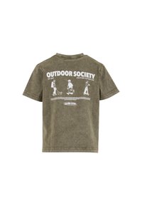 Olivově zelené bavlněné tričko s krátkými rukávy. Na zadní straně je bílý grafický nápis "OUTDOOR SOCIETY" a hravé ilustrace. Klasický střih.