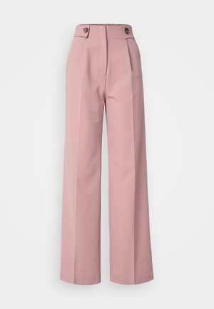 Pantalons larges roses avec une texture lisse, dotés d'une taille haute, de deux boutons en haut et de plis se prolongeant sur le devant.