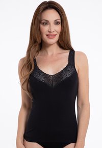 Schwarzes Top mit Spitze am Ausschnitt und breiten Trägern, aus einem weichen, dehnbaren Material gefertigt, mit figurbetontem Schnitt.