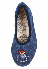 Navyblaue Ballerinas aus strukturiertem Stoff mit einem gestickten Piratenmotiv. Das Innere zeigt ein mit dem Logo versehenes Muster. Rund geschnittene Schuhspitze.