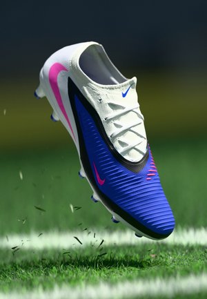 PHANTOM 6 LOW PRO AG - Chaussures de football pour gazon synthétique - racer blue/pink blast/white