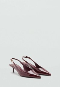 Lesklé burgundské slingback kočičí podpatky s špičatou špičkou a malou zlatou sponou na popruzích, zobrazené na jednobarevném světlém pozadí.