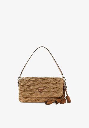 Geflochtene Schultertasche in Hellbraun mit dreieckigem Guess-Logo, Klappdeckel, Lederträger und dekorativen Lederquasten auf der rechten Seite.