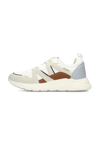 Deportivas blancas con acentos en gris, marrón y negro. Materiales de malla y gamuza. Punta redondeada, suela gruesa y cuello acolchado. Cuenta con cordones y superposiciones.