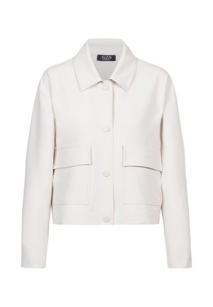 Weißer kurzer Blazer mit Kragen, langen Ärmeln, Druckknopf-Vorderseite und zwei großen Klappentaschen auf der Vorderseite.