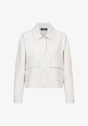 Weißer kurzer Blazer mit Kragen, langen Ärmeln, Druckknopf-Vorderseite und zwei großen Klappentaschen auf der Vorderseite.